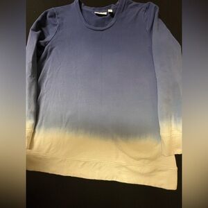 D & COMPANY BEAUTIFUL SHADES OF BLUE W/BRIGHT WHITE MEDIUM LADIES SWEATSHIRT